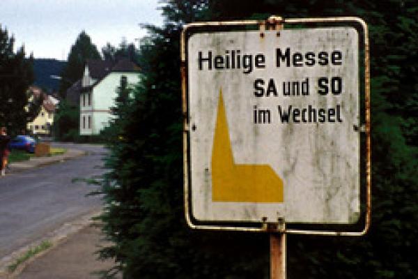 Ein Straßenschild mit einer Kirche abgebildet